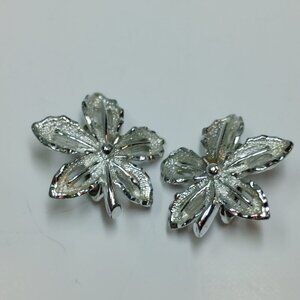 VTG. SARAH COVENTRY BRUSHED GOLD TONE FLOWERS/LEAVES CLIP ON EARRINGS